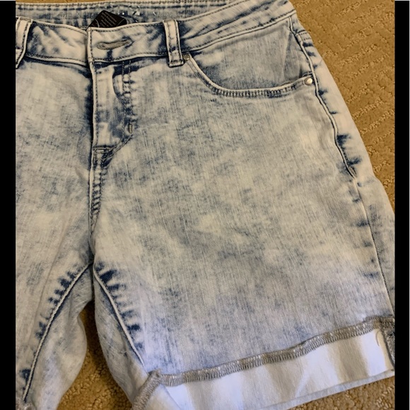 EUC APT9 Light Acid Washed Denim Cuffed Shorts - Picture 11 of 12